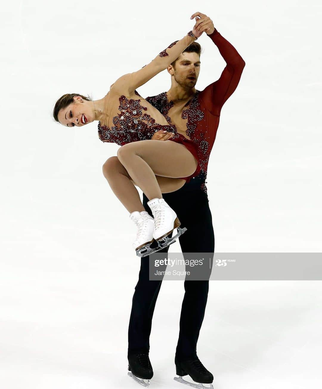ニコーレ・デラ・モニカのインスタグラム：「Moltissimi pattinatori sia singoli che coppie, danza, hanno pattinato almeno una volta sulle musiche di Romeo e Giulietta perché la storia si presta bene all'interpretazione... Questa versione mi piaceva moltissimo e anche qui, il costume fatto da @claudia_blulight era la ciliegina sulla torta! #figureskating #dellamonicaguarise #romeoandjuliet #abelkorzeniowski #love #fbf」