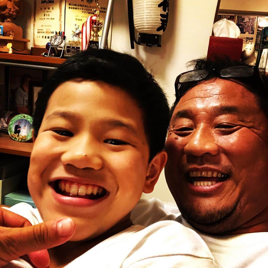 永田裕志さんのインスタグラム写真 - (永田裕志Instagram)「こんな世の中だから、腹の底から笑える家庭が嬉しいな😆😂‼️。 #永田裕志 #永田裕生 #レスリング」4月18日 0時33分 - yuji_nagata