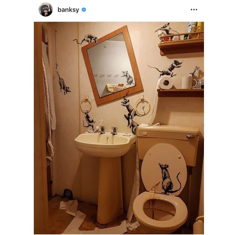 今村沙緒里さんのインスタグラム写真 - (今村沙緒里Instagram)「banksy🐀🐀 昨日友達から送られてきた写真。 banksyの自宅トイレ！ 奥さんに嫌がられてるらしい…笑 たしかに、トイレ開けて こうなってたらびっくりするね☺︎ でも、遊び心があって楽しい❤︎ ・ bansky's restroom🐀 ・ #banksy #creative #fun #stayhome #art #아트 #재미 #バンクシー #遊び心  #家にいよう」4月18日 0時50分 - saorix13