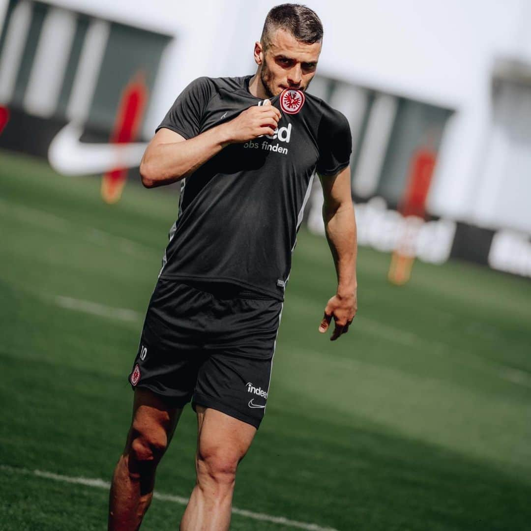 フィリップ・コスティッチさんのインスタグラム写真 - (フィリップ・コスティッチInstagram)「Training ⚽️💯 #FK10 #workhard #eintracht #frankfurt #sge #staysafe @eintrachtfrankfurt」4月18日 0時52分 - filipkostic