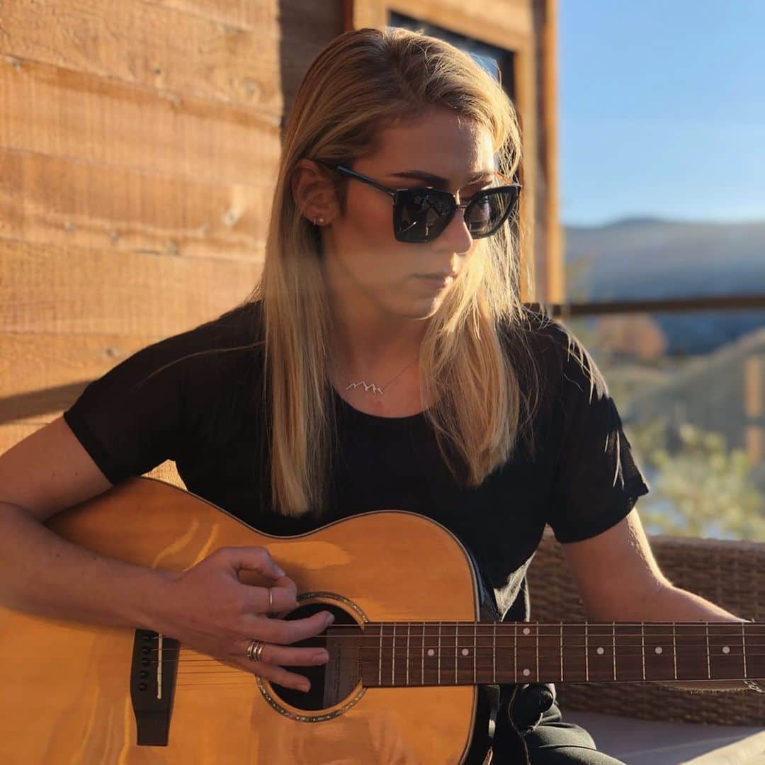 ミカエラ・シフリンのインスタグラム：「So...tonight at 7pm EDT I’ll be “opening” (😬😬😬) for singer-songwriter @kttunstall in @reverb_org’s Virtual Aprés Ski Music Series in support of @gogglesfordocs (link in bio). ————— 🔊🎶 Swipe ➡️ for a sneak preview on what I’ll be playing...can you guess the song?!」