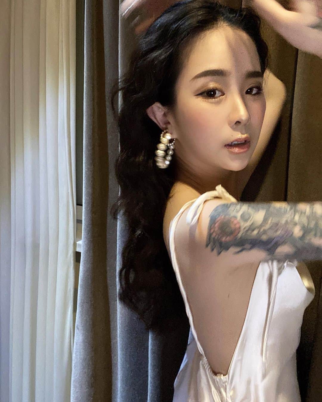 Abby Chenのインスタグラム：「要知道比你優秀的人都很忙 根本沒時間理你 有時間也不會給你 不必在意外界批判聲 他們只是不如你仰望你  要懂得修行整理自己 多和自己獨立相處傾聽內心才能思路清晰 準確果斷 時間永遠都是最好證明 答案就是收穫 結果是人生最後」
