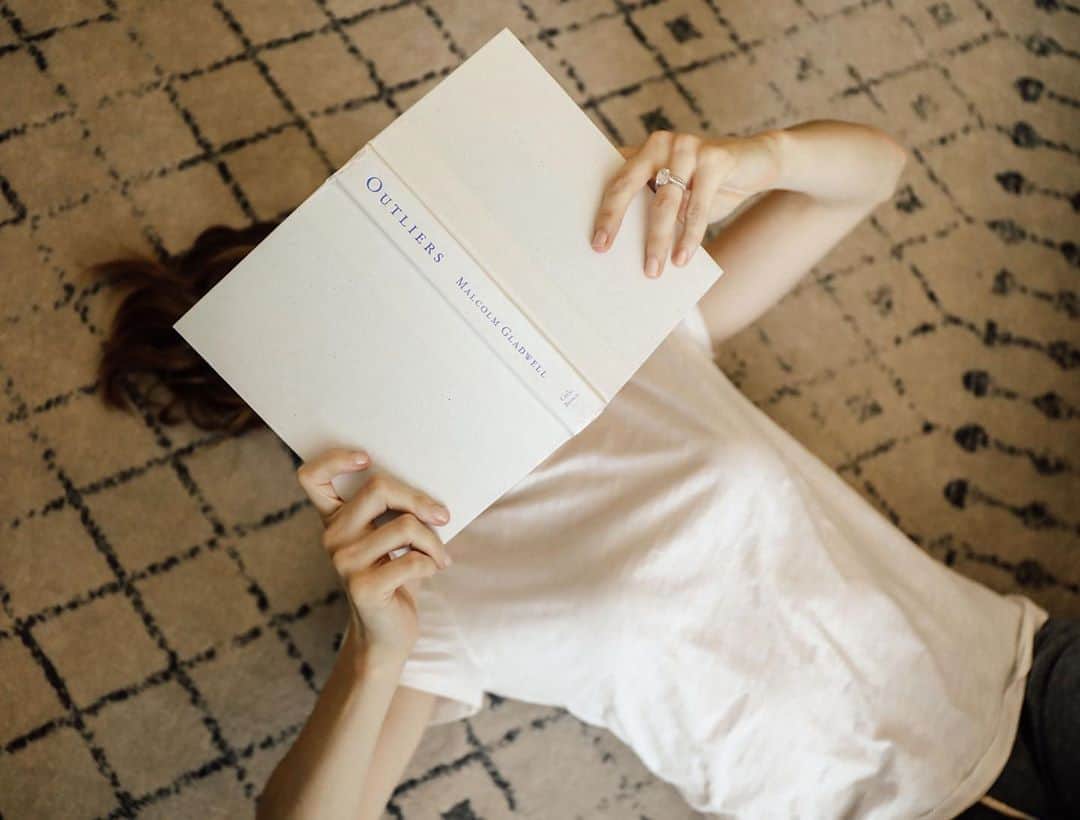 ダニエル・パナベイカーのインスタグラム：「Need book recommendations...👇🏻」