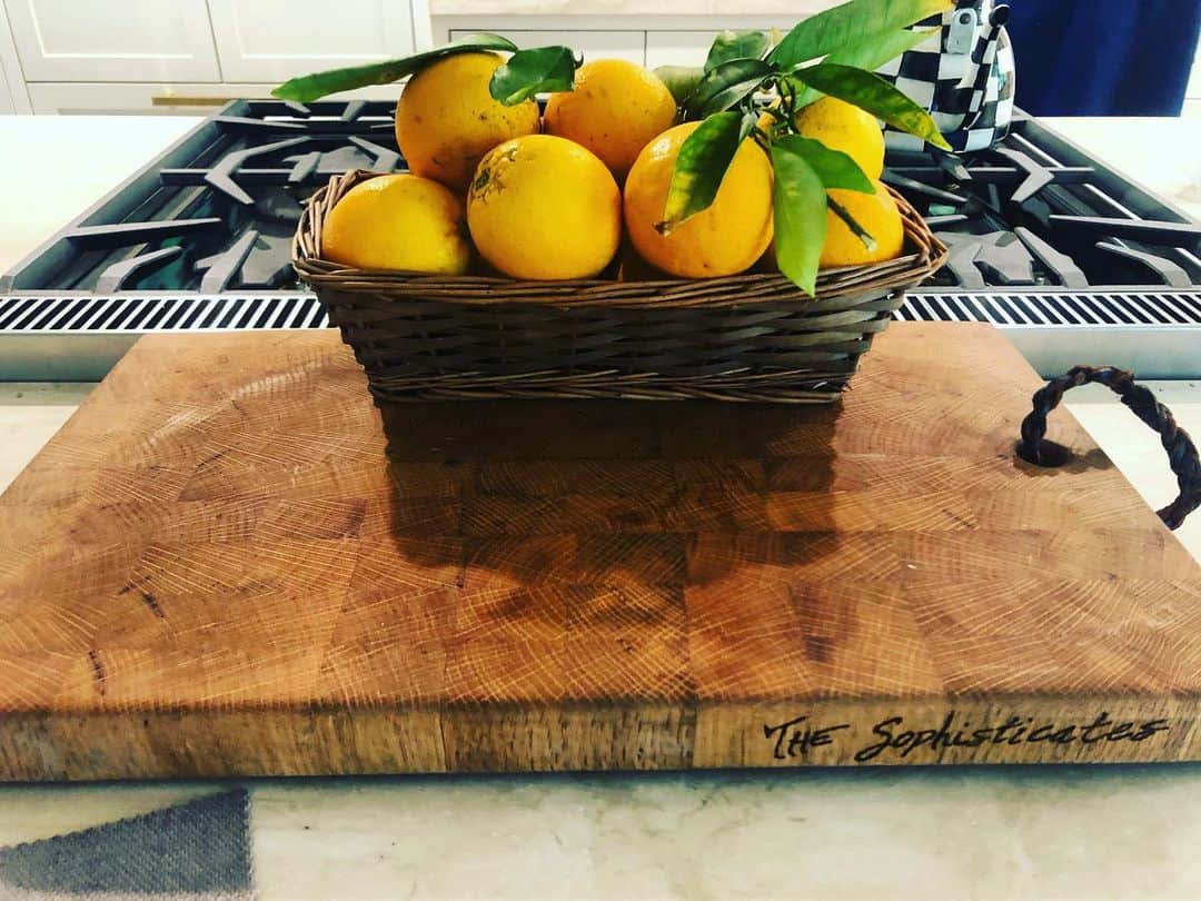 エレナ・サチンのインスタグラム：「The orange harvest 🍊」