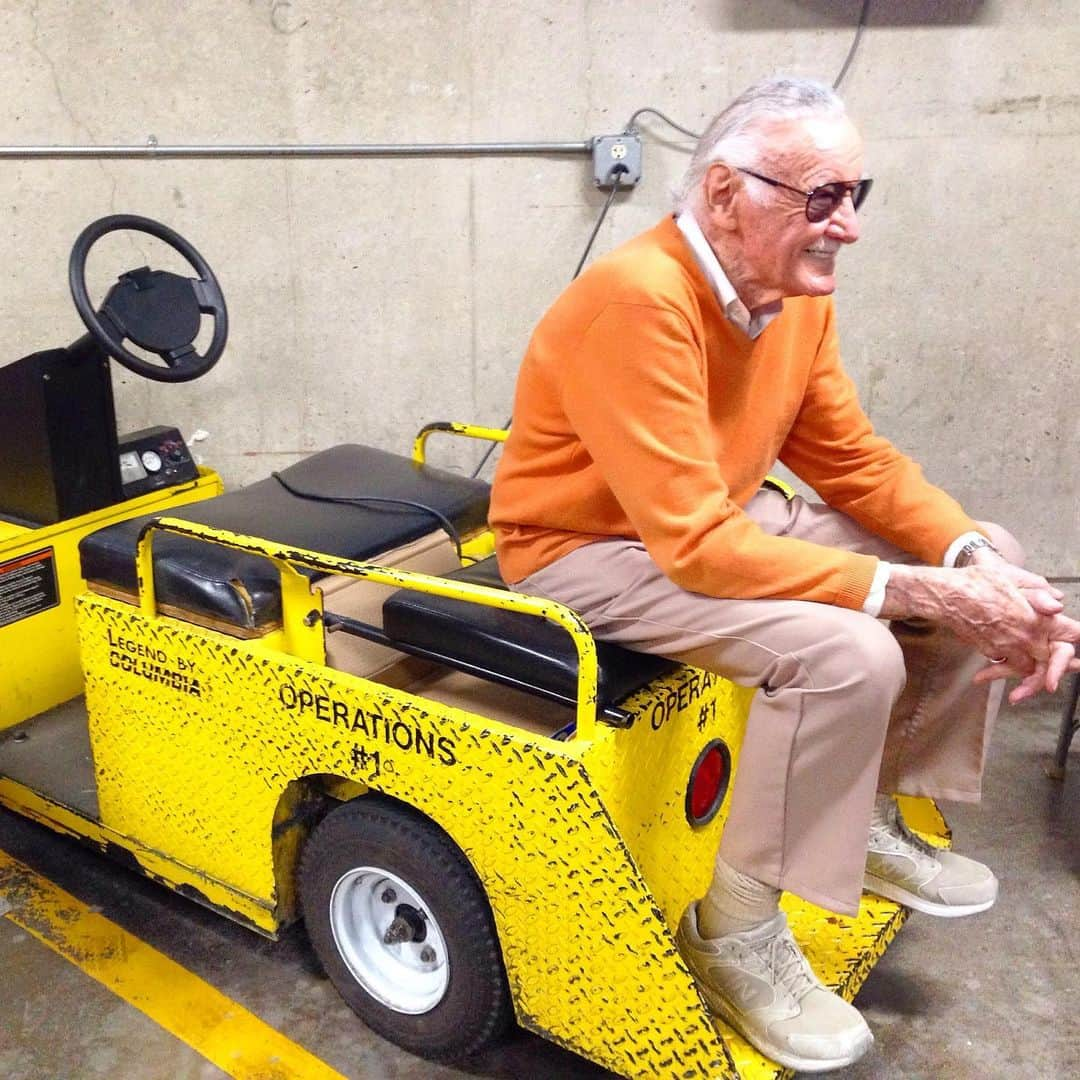 スタン・リーさんのインスタグラム写真 - (スタン・リーInstagram)「For your Friday viewing pleasure: Stan Lee behind the scenes at #SDCC in 2015. #FlashbackFriday #StanLee」4月18日 1時21分 - therealstanlee