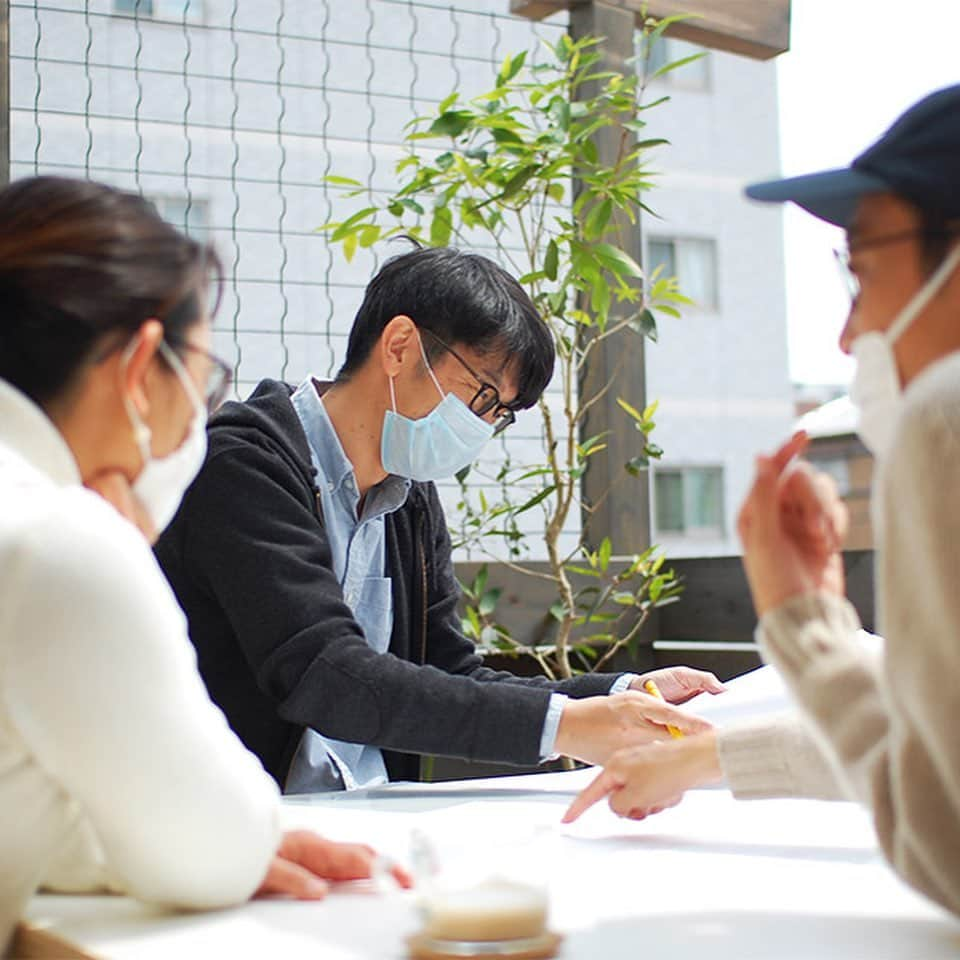 田中工務店／大阪／木の家さんのインスタグラム写真 - (田中工務店／大阪／木の家Instagram)「.設計士と建てる木の家。 家づくりの無料相談会やってます（コロナウイルス感染症対策ばっちり✨） そろそろ家を建てたいけれど、何から始めたら良いのか？お金はどのくらいかかるのか？土地探しはどうしたいいのか？そんなお悩みをお持ちの方も多いかと思います。 . 無料相談会で相談できること。 □木の家を建てたいけれど、どれくらいお金がかかるの？ □どんな土地を選べばいいの？ □注文住宅を建てようと思っているけれど... □家に合ったインテリアも提案してほしい…  設計士に直接、相談してみませんか？ ----------------------------- 大阪北摂で木の家を建てるなら  株式会社田中工務店 @tanaka.komuten  吹田市江坂町2-12-45 FREE：0120-182-906 TEL：06-6384-0566 ----------------------------- . . 暮らしのアイデア・写真を👇🏻で発信中✨ #tanakakomuten #tanakakomuten_kurashi」4月18日 1時22分 - tanaka.komuten