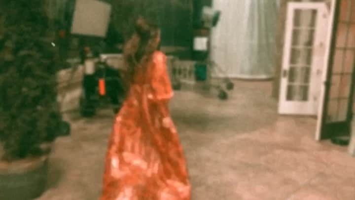 エリザベス・ギリースのインスタグラム：「IT’S DYNASTY DAY. GO RUN AROUND IN YOUR FAVORITE DRESS🍸」