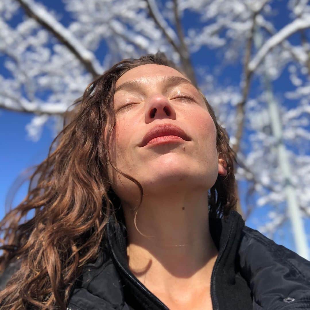 Nicole Mejiaのインスタグラム：「Sun on your face hits different after a full day of snow fall. 🌞  I want to send gratitude to everyone who has reached out since my post two weeks ago. Your energy, love, and prayers have been received. 🤍🙏🏼 I’ve been focusing on gratitude for what I have instead of ruminating over what I don’t.  Lookin’ up. 💫」