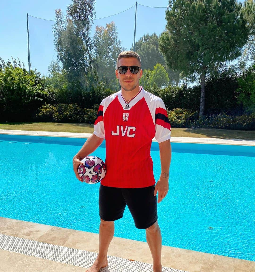 ルーカス・ポドルスキさんのインスタグラム写真 - (ルーカス・ポドルスキInstagram)「Isolation got me feelin' like @wrightyofficial  #arsenal #adidas #classicfootballshirts 👕 @classicfootballshirts」4月18日 1時47分 - lukaspodolski