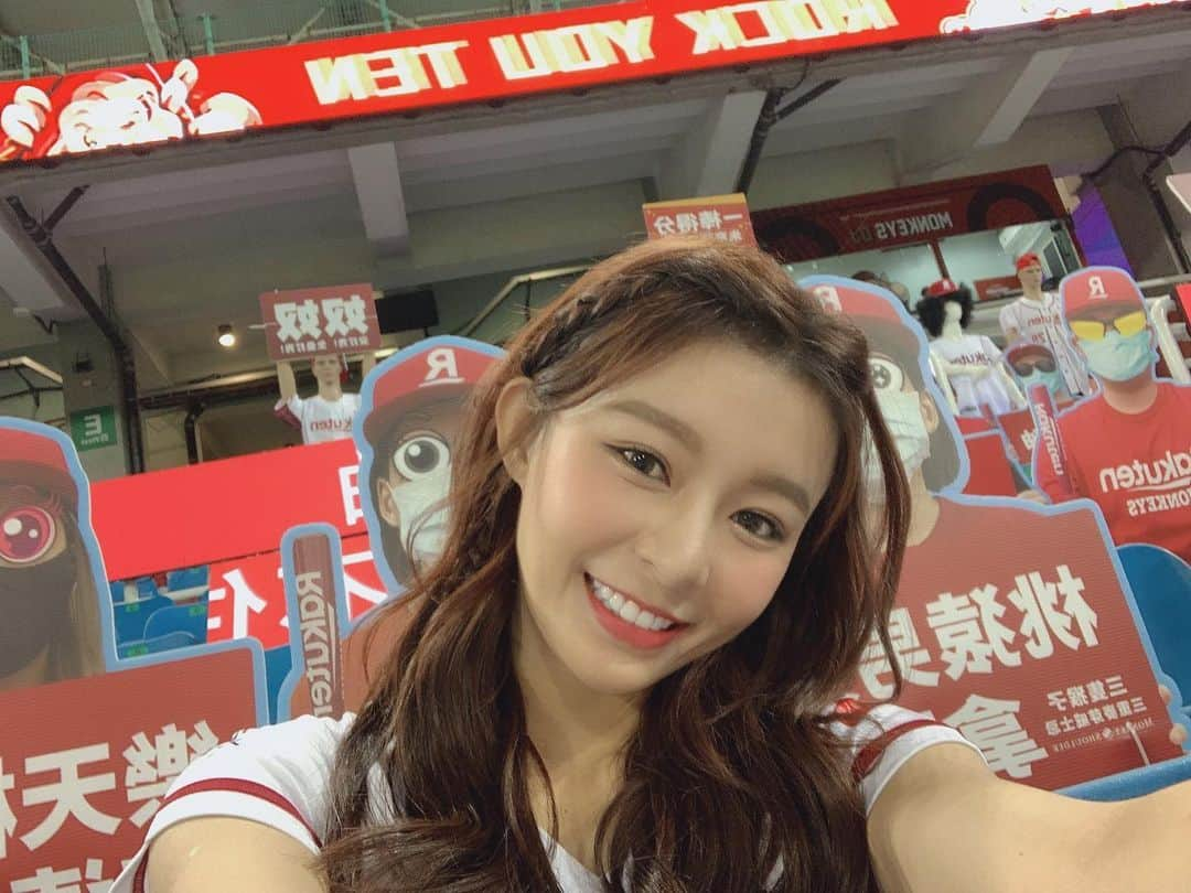 Yuriさんのインスタグラム写真 - (YuriInstagram)「Rock Yu everyday🤟 後面都坐滿了 人山人海～～～ #RakutenMonkeys #RakutenGirls#RakutenGirlsYuri」4月18日 1時58分 - xx15995