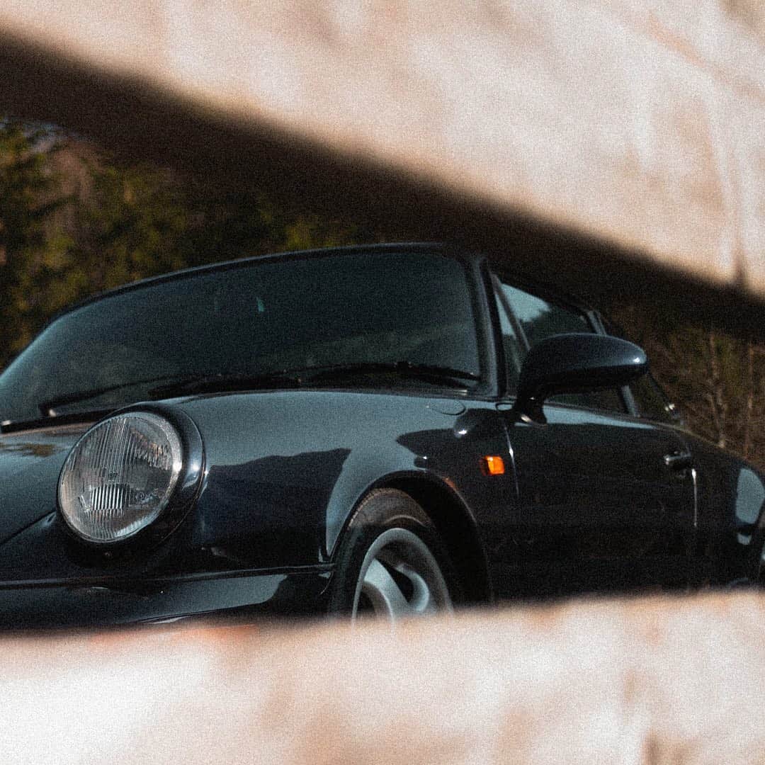 のインスタグラム：「1️⃣ / 3️⃣ || YouTube video about the Porsche 964 coming up soon 💥 Go subscribe my YouTube channel if you didn’t do it already to stay tuned and up to date 👏🏽 What’s your favourite car brand? German? British? Italien? French? Tell me 😍 || 📸 x  @janbeyer || #sophia #sophia99 #racegirl #changeagent #racing #porsche #oldtimer #classic #classiccar #mountain #nature #sunshine」