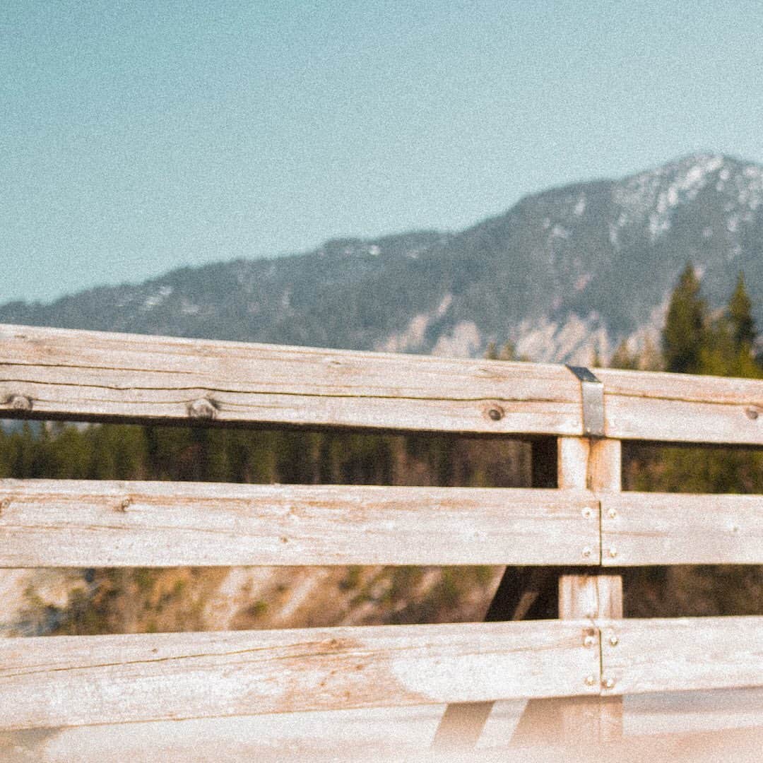 のインスタグラム：「3️⃣ / 3️⃣ || What are you? Mountain ⛰ or sea 🌊 lover? I can’t decide to be honest. I love the mountains. They are close to Munich, super fun in the winter ❄️ when you can go skiing or just Apres Ski 😅. But also in the summer they are super nice to just calm down and listen to the nature 💥 The sea is something completely different. Amazing in the summer and just a pure holiday destination 🥰 || 📸 x  @janbeyer || #sophia #sophia99 #racegirl #changeagent #racing #porsche #oldtimer #classic #classiccar #mountain #nature #sunshine」