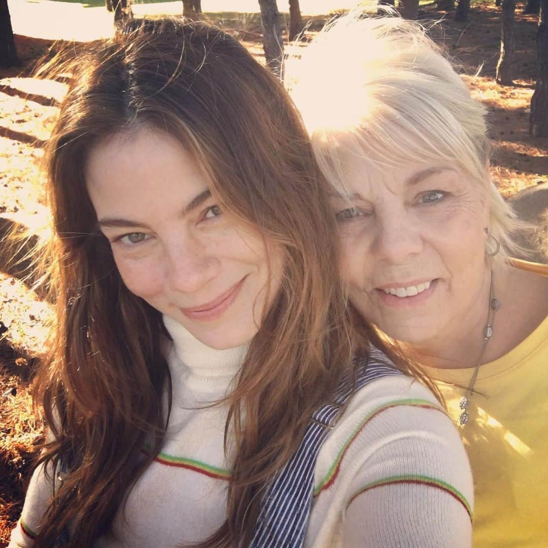 ミシェル・モナハンさんのインスタグラム写真 - (ミシェル・モナハンInstagram)「Happy Birthday to the loveliest mama, most nurturing grandmother and most optimistic lady I know. I’m so deeply grateful to have been raised by the likes of you mom. I cannot wait to celebrate and hug and squeeze you like the dickens!🤗💗👑❤️🎂 🥳@monaghan.sharon #birthdaygirl」4月18日 2時12分 - michellemonaghan