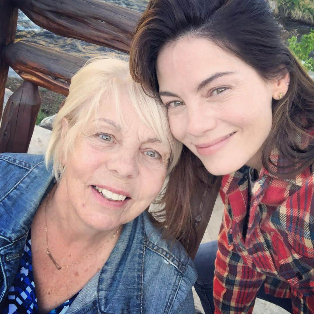 ミシェル・モナハンさんのインスタグラム写真 - (ミシェル・モナハンInstagram)「Happy Birthday to the loveliest mama, most nurturing grandmother and most optimistic lady I know. I’m so deeply grateful to have been raised by the likes of you mom. I cannot wait to celebrate and hug and squeeze you like the dickens!🤗💗👑❤️🎂 🥳@monaghan.sharon #birthdaygirl」4月18日 2時12分 - michellemonaghan