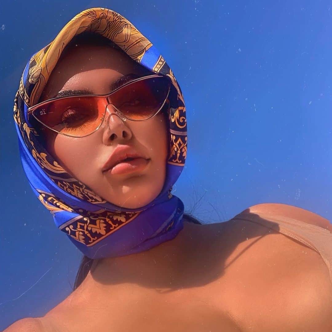 Hrush Achemyanさんのインスタグラム写真 - (Hrush AchemyanInstagram)「I’m over hear Silently judging you from 6 feet away, get yo’ ass back into Quarantine! Sunglasses: @siwear “CURRENCY” Pink Limited amount left.」4月18日 2時31分 - styledbyhrush