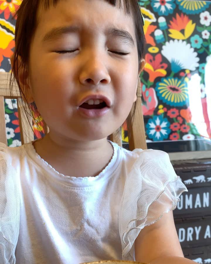 のインスタグラム：「#日夕佳食レポ　(←はじめてのタグ。これから撮っていこうかな😂) 抹茶のクッキーをいただいたので食べてみた😋 4歳の口にはまだ早かったよう。。だけど1枚全部食べてました😂❣️ #OLのお茶タイム #日夕佳ムービー  #日夕佳 #職場にこういう同期いたら楽しいよね」