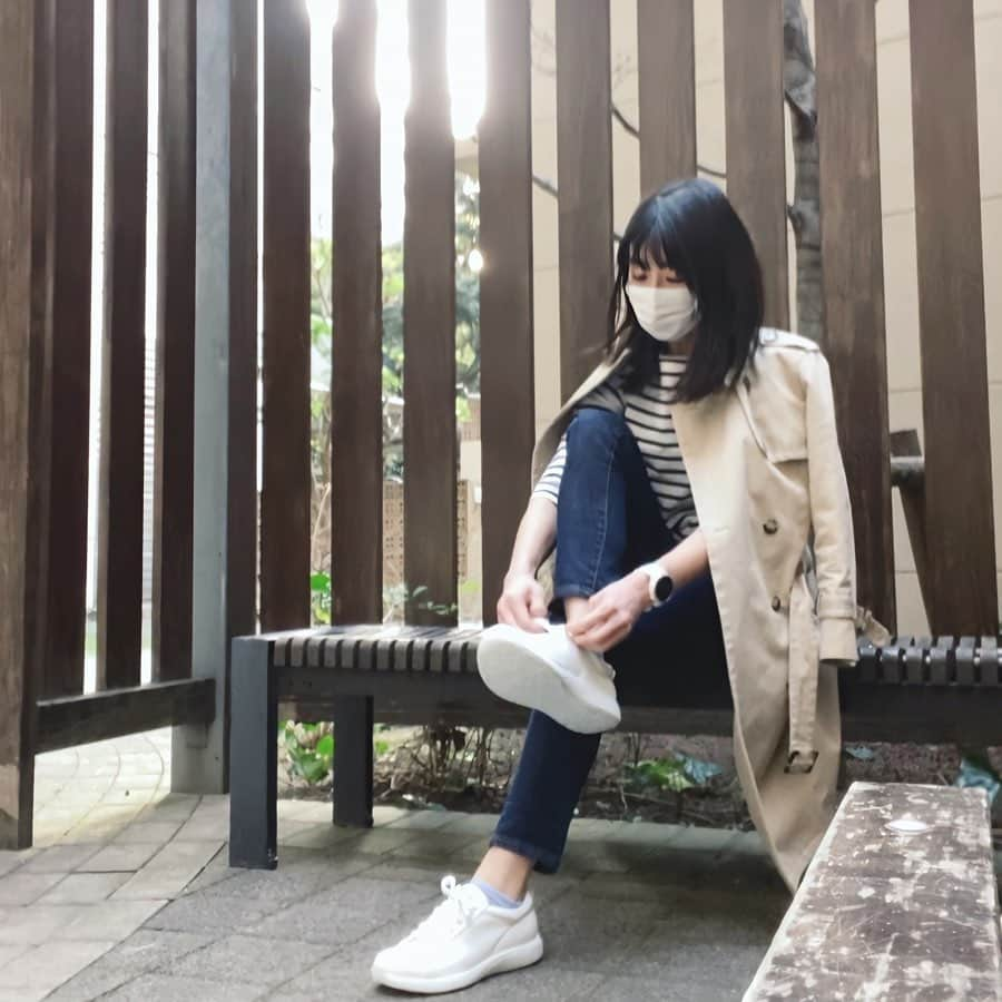 土屋香織さんのインスタグラム写真 - (土屋香織Instagram)「𓆸.ootd シンプルカジュアルコーデ🧥👖👟 スニーカーは TRAQ @traqshoes.japan . 充電不要のスマートウォーキングシューズ✩︎⡱ 引き続き愛用してます。 左足に埋め込まれたチップで計測。 無料専用アプリ【TRAQ BY ALEGRIA】で正確に 「歩数」「歩行距離」「歩行による消費カロリー」を 確認できます◡̈ . . . #TRAQJP #お洒落さんと繋がりたい #春コーデ #スニーカー好きな人と繋がりたい」4月18日 12時04分 - kaorintsuchiya