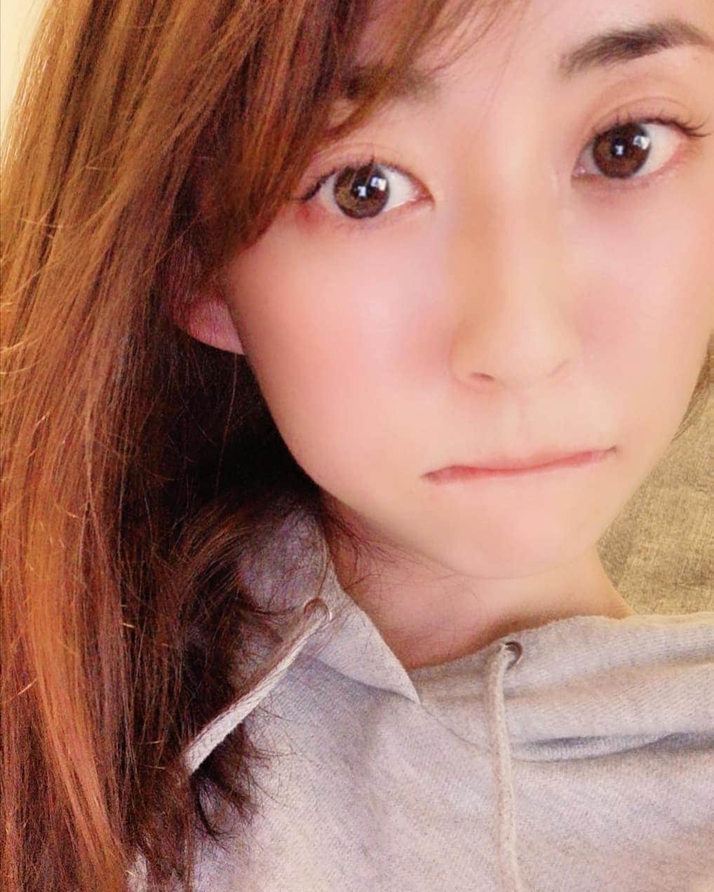 山上紗和 のインスタグラム：「終日どしゃ降り🌧️☔ ということはっ！ もしかして、スーパー混んでないチャンスかも💡  カッパも防護服代わりにつかえるとのことで、品薄？かもなので 買わないようにします🖐️ マスクも買わない。  本当に必要な人が買えますように。 ※写真は、ビール飲んでほろ酔いの昨夜」