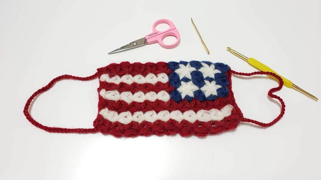 アイパー滝沢さんのインスタグラム写真 - (アイパー滝沢Instagram)「新作編み物59 『リフ編みマスクUSA仕様』 俺もマスク編んでみた。リフ編みでアメリカっぽく。どう？ 編み図も載せたからリフ編み出来る人、是非ぜひ編んで見せて！そして友達にプレゼントしてみて！ホゥ。 ちなみに両サイドは中長編み3目の玉編みにしてあるよ。ホゥ。 #手編みマスク #Crochet #handmade #リフ編み #stayhome #自粛生活 #covid19 #ハマナカ毛糸 #わんぱくデニス  #アイパー #ピン芸人 #おうち時間 #mask #knitting #usamask #knitting_art」4月18日 12時20分 - t.aipa