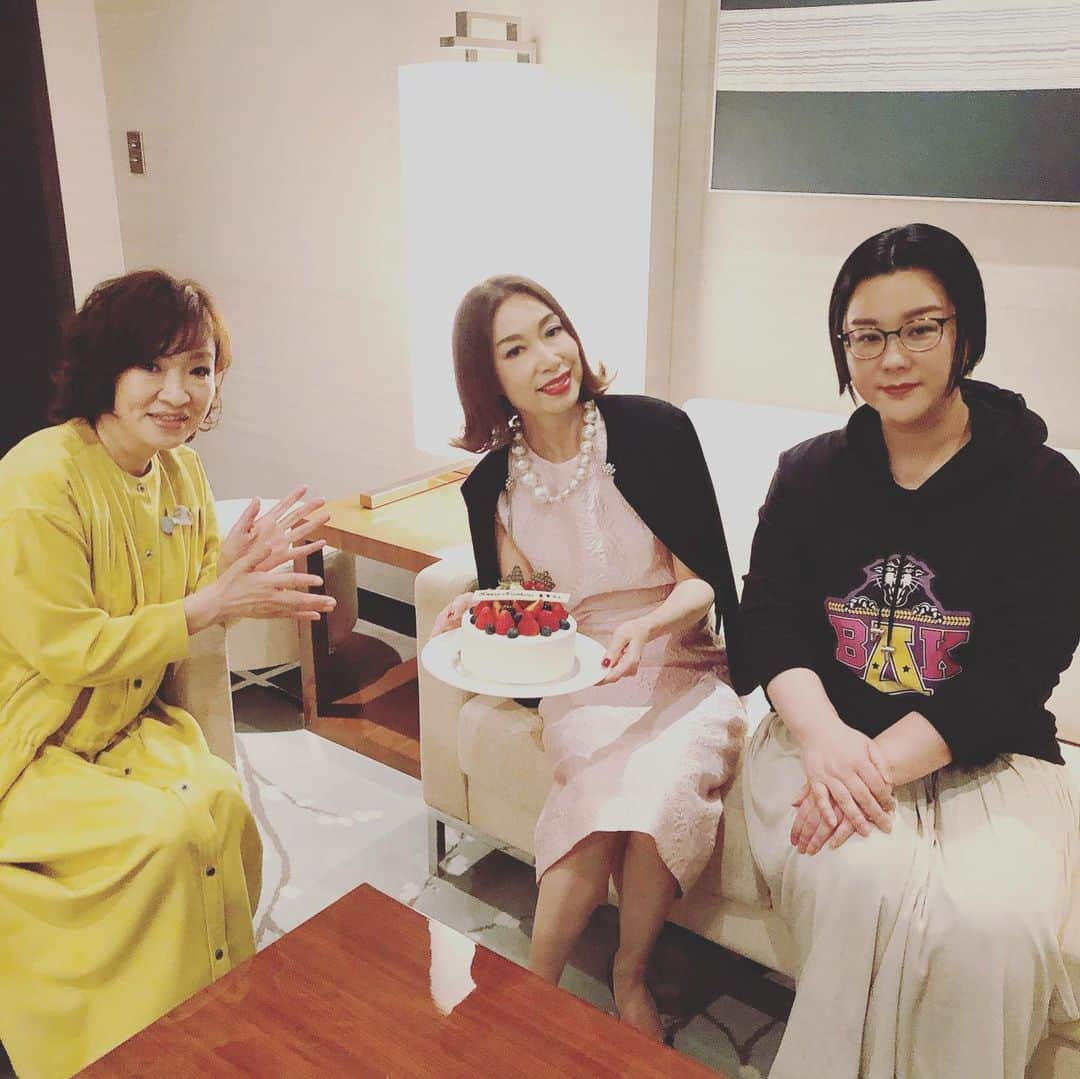 野宮真貴さんのインスタグラム写真 - (野宮真貴Instagram)「誕生日当日に実現した、清水ミチコさんとジェーン・スーさんとの鼎談。﻿ 清水のミッちゃんとは同い年！つまりダブル還暦！そこにスーさんも加わって女性の生きる知恵満載😁﻿ 只今発売中の婦人公論の﻿ 「清水ミチコの三人寄れば無礼講」ご覧ください〜♪﻿ ﻿ #清水ミチコの三人寄れば無礼講 #婦人公論 #清水ミチコ #ジェーンスー #サプライズで誕生祝いして頂いた ﻿ #野宮真貴 #missmakinomiya」4月18日 12時28分 - missmakinomiya