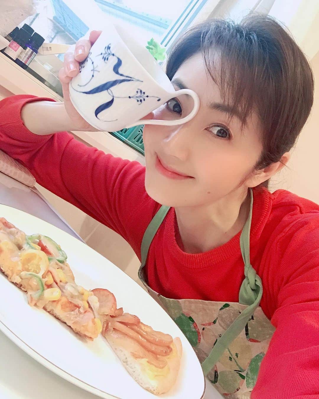 芦田桂子さんのインスタグラム写真 - (芦田桂子Instagram)「10年前、漢方スクールで一緒になったことがきっかけで仲良くなった #旅する料理家 なぎさなおこちゃん @nagisanaoko から #料理リレー のバトンを頂きレシピ作りからチャレンジ！ リレーの発起人は料理家の #脇雅世 先生✨ 私は料理家ではないので恐縮ですが... ありがたく引き受けさせて頂きます！ ・ 私がご紹介するレシピは ホットプレートで作る超簡単ピザです🍕 実際、私の子供達が小学生の頃はよく一緒に作ってたメニューで 冷蔵庫にある材料で作れますし栄養満点💯 そして何よりおいしい🍕💕 ・ 本格的に生地から作りますが、手も汚れず作れるので後片付けも簡単！ 子供達も楽しんでお手伝いしてくれますよ #おうち時間 を家族でおいしく楽しみましょう！ ・ ・ 🍕超簡単で超おいしいピザ🍕 (25センチサイズ一枚) ☆生地材料 ・強力粉　100g ・薄力粉　75g ・ドライイースト　小さじ1杯 ・砂糖 (私はきび糖を使っています　大さじ1 杯 ・サラダ油　大さじ1杯 ・塩　少々(2つまみ) ・ぬるま湯　100ml ・ ☆ソース 市販のピザソースを使いましたがなければ ・トマトケチャップ　大さじ5杯 ・プラックペッパー　少々 ・ ☆トッピング ・ピザ用とろけるチーズ　200g ・ベーコン　小分け1パック ・コーン　100g ・ツナ　1巻 ・プチトマト　10個 ・ピーマン　1個 ・マッシュルーム　4個 これにこだわらずサラミやウインナー、シーフードなど好みのものをトッピングすればGood！ ・ 【作り方】 1 . 生地の材料を丈夫なビニール袋に入れよくこねる ※生地はこねているときに手にくっつかない状態までなるのが目安  ２. 1の生地をそのまま冷蔵庫で30分以上ねかせる ※生地が倍くらいの大きさに膨らんだ時が目安です  3. 寝かせた生地をクッキングシートを引いたホットプレートに丸く(直径25センチくらい)伸ばす ※生地を伸ばす時は小さい綿棒で伸ばすと伸ばしやすいです  4. ピザソースを生地の上にぬる  5. 生地の上に好みのトッピングをのせ、最後にチーズをふりかける  6. 140度のホットプレートでフタをして15分間焼く 生地の裏に焦げ目がついたら出来上がり🍕 ・ ⚠️おいしく仕上げるコツは 焼いている時に、できるだけフタを取らないようにすること 15分我慢しましょう！ カリッと焼き上がって生地が美味しいピザになりますよ ・ さぁ、そして私からご紹介する方はパン講師としてご活躍の小河原和代さん @kazuyo_ogahara  バラエティ豊かなパンを多くの方に教えてらっしゃいます🥐  それでは、和代さんにお繋ぎします✨ よろしくお願いします！  美味しい笑顔の輪が広がりますように❤️ ・ ・ #うちで過ごそう #stayhome  #料理リレー #子供たちとつくる #手作りピザ  #🍕 #クリスピータイプのピザ  #cookingrelay  #model #野菜ソムリエ #芦田桂子」4月18日 12時27分 - keiko_ashida