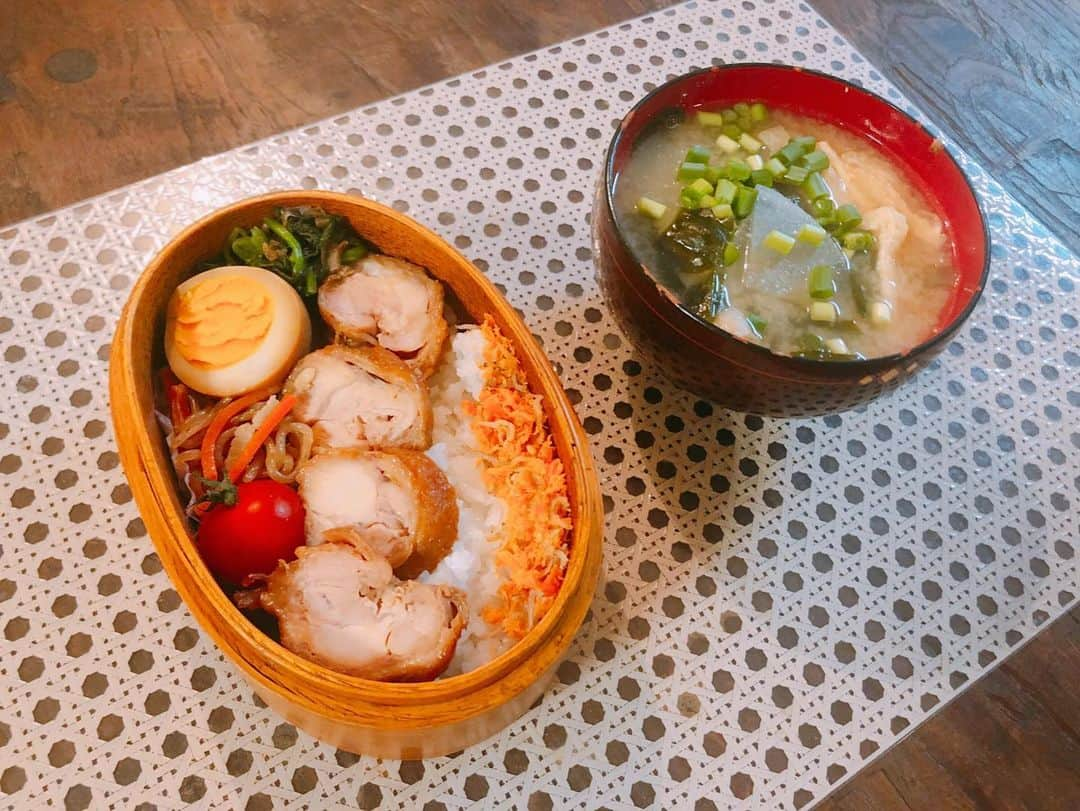 小沢真珠さんのインスタグラム写真 - (小沢真珠Instagram)「昨日の夜ごはんはお弁当にしてみました。自粛生活で作り置きおかずがいつもより沢山あったので、お味噌汁だけ作ってあとは詰めただけ。常備菜、逆に消化するのが間に合わないくらいです。  #お弁当#わっぱ弁当#常備菜弁当 #さけとちりめんじゃこのふりかけ #鶏もも肉のチャーシュー #そのタレに漬け込んだ#味玉 #糸こんにゃくのきんぴら #ほうれん草のおひたし  #大根と油揚げとワカメのお味噌汁 #つくおき#作り置き#常備菜 #自炊#家庭料理#献立 #おうちごはん #うちごはん #晩御飯 #クッキングラム #instafood」4月18日 12時30分 - maju_ozawa