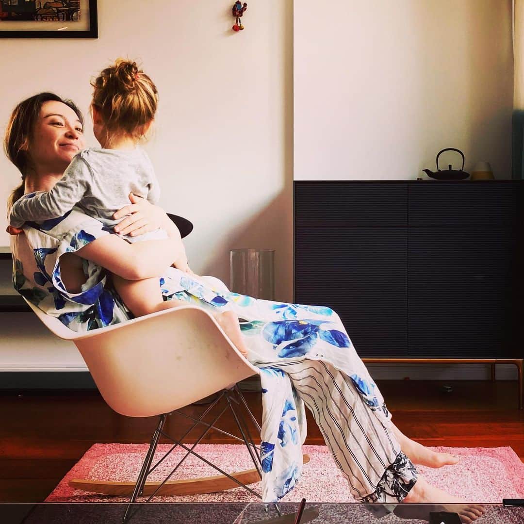 エミ・マイヤーのインスタグラム：「Hugs and kisses ❤️」