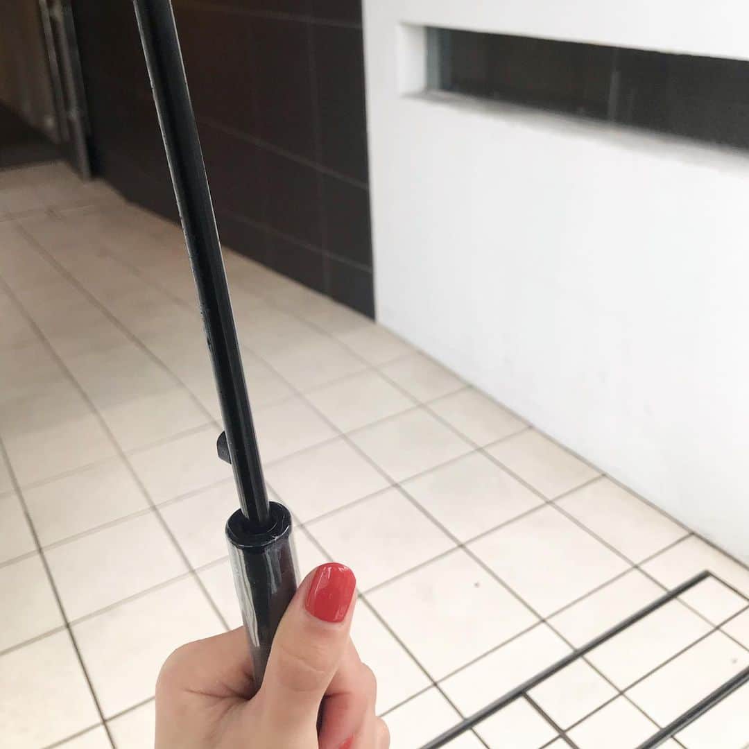 のインスタグラム：「仕事でどうしても行かないといけないところがあって、電車乗りたくないからこの嵐の中びちょびちょになって30分歩いてきたよ🥵☔️ 接客が多いとはばかられる派手なカラーのネイルにしたから、嬉しくておもわず嵐の中パチリ📸"笑  #SELFNAIL」