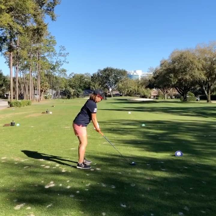 宮里美香のインスタグラム：「*** February, 2020 Florida camp..⛳️ . . フロリダ合宿の時のスイング🏌️‍♀️ 2ヶ月前の私。 クラブは3Wです✌️ 次、アメリカに行くのはいつになるかな🥺 . . #golf #florida #orlando #2monthago  #ゴルフ #スイング動画  #2ヶ月前 #フロリダ合宿」