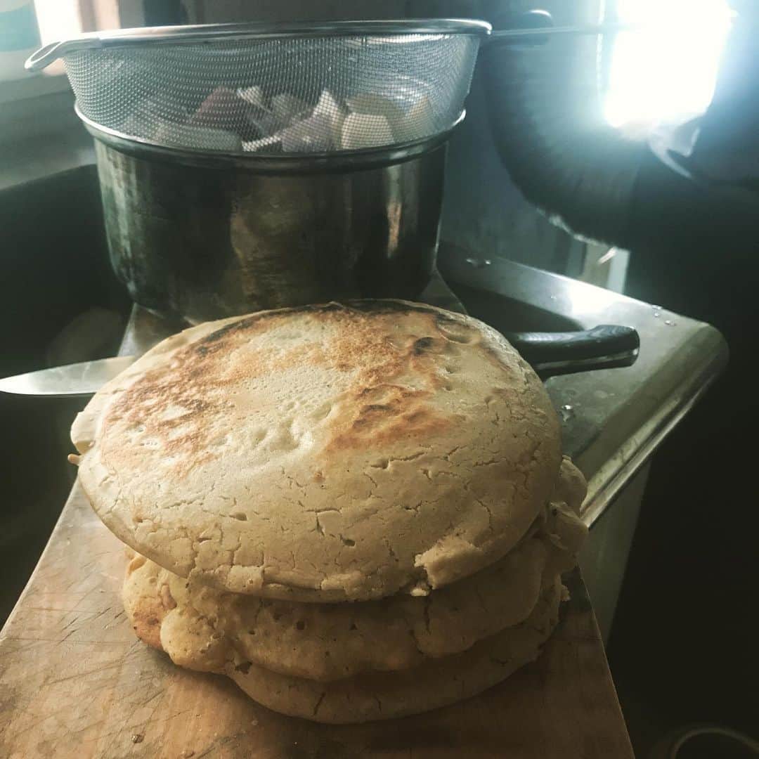三宅洋平さんのインスタグラム写真 - (三宅洋平Instagram)「私の焼くホットケーキは、砂糖が入ってなくて塩やや多めなので、パンケーキというよりはナンケーキ。今日は玄米粉7:蕎麦粉3で焼きました。 カレーで食べるもよし、ココナツオイルに蜂蜜でもよし。  #グルテンフリー」4月18日 12時39分 - miyake_yohei