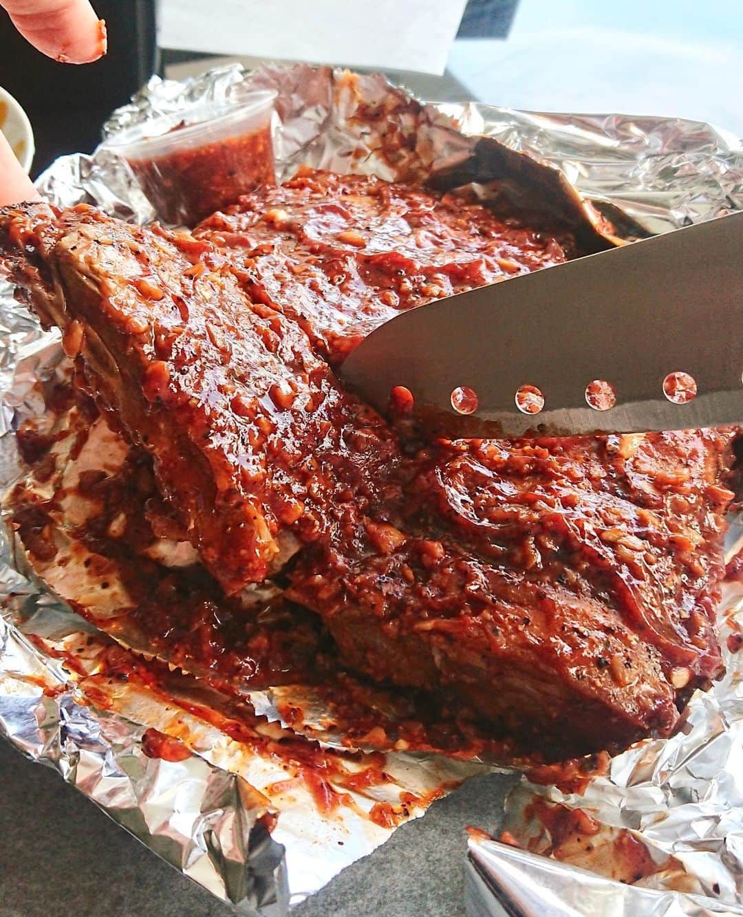 Li Tian の雑貨屋さんのインスタグラム写真 - (Li Tian の雑貨屋Instagram)「Not sambal, it’s finger licking good garlic BBQ half slab ribs from @morganfieldssingapore 👅👍 Pick your favourite meals online now at www.morganfields.com.sg/delivery and enjoy free delivery for orders $65 and above **until 4 May** For fewer pax consumptions or small eaters, they have value meals which are like main courses that’s good for 1-2 pax 🙋‍♀️ Quote “DAIRYANDCREAM5” for additional $5 off your order! Bon Appetit ~~ 🍖 🥩 • • • • #sgeats #singapore #local #best #delicious #food #igsg #sgig #exploresingapore #eat #sgfoodies #gourmet #yummy #yum #sgfood #foodsg #burpple #beautifulcuisines #bonappetit #instagood  #eatlocal  #meat #musttry #stayhomesg #sgfoodtrend #sgfoodlover #savefnbsg #morganfields #sgpromo」4月18日 12時40分 - dairyandcream