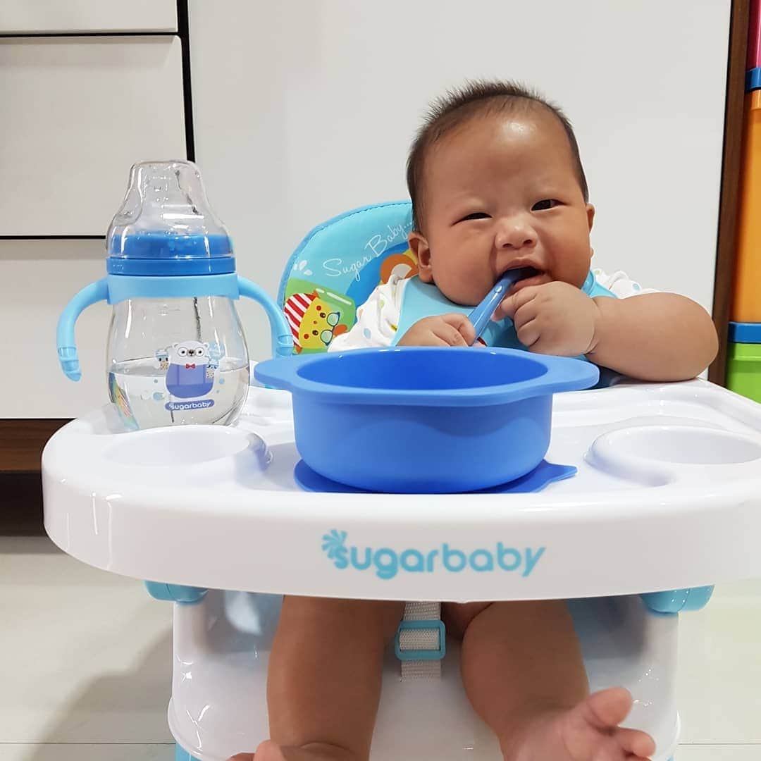 デビー・スサントのインスタグラム：「❤ 18 April 2020 ❤ •` Selamat 6 bulan MIKHAEL KAYANA DAYA • Anak mama cepet banget sih gedenya 😭 Menginjak usia 6 bulan mikha uda mulai di kenalin sama makanan pendamping asi. Nah pastinya mama pengen yang terbaik untuk mikha termasuk dalam peralatan makan yang bakal di pake mikha.  Mikha pake healthy silicone feeding set dari @sugarbaby.co.id karena bahan aman banget buat baby dan yg pasti tetap nempel di meja makan tanpa takut makanan tumpah juga ada sendoknya loh yg aman banget untuk baby yang belum ada giginya mikha kalo liat sendok ini bawaanya buka mulut terus 😆  Trus juga di lengkapin sama booster seat yang gampang di bawa kemana mana jangan lupa pake bib yang gampang di cuci ya 😍 Terakhir ada botol minum kesukaan mikha 2 in 1 sippy cup  @sugarbaby.co.id •  Makan yang pinter ya anak mama semoga mikha selalu sehat dan selalu di berkati 😇 • i love u bayi nya mama 😘 ❤❤❤」