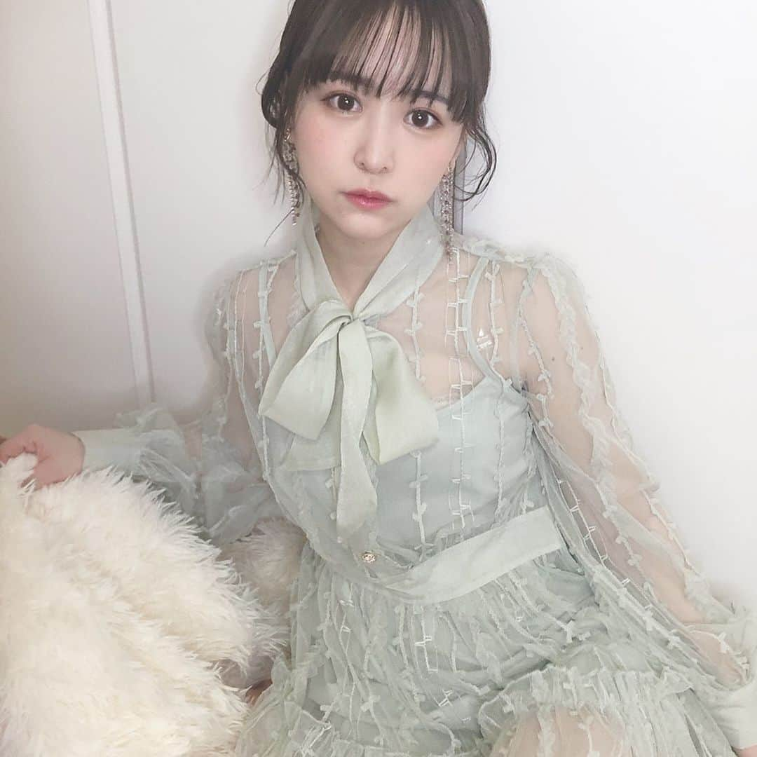 平松可奈子さんのインスタグラム写真 - (平松可奈子Instagram)「おうち時間3週間目に突入 しようとしています…！！ みんなは元気にしてるかな？😭 . ミントカラーのワンピース👗 @marieebouquetde  お洋服に合わせて メイクはコーラル系💄に リップは　@opera_cosmetics  のピンクにしました🎀 . 髪の毛はワックスで 塗れ感を出して後れ毛を だしてらふな感じに まとめたよ🤭 . カラコンは私が プロデュースしてる　@sugarfeel_lens  の swetieeのブラウン♪ モアコンタクトとかで買えます！ 大人でもつけられるカラコンを 目指して作ったから めっちゃナチュラル👀 . 最近はU likeのmistが 盛れる、激盛れする！ リングライトも合わさって🙆‍♀️ 自分のテンション上げたいし 盛りまくるぞ私は！笑 . みんなはおうち時間何してますか？何がオススメの通販のご飯とか手作りキットとかあったら 教えてほしいな🧸🌸 . #おうち時間　#mintgreen  #marieebouquetde  #コーラルメイク」4月18日 12時45分 - 11kanaco14