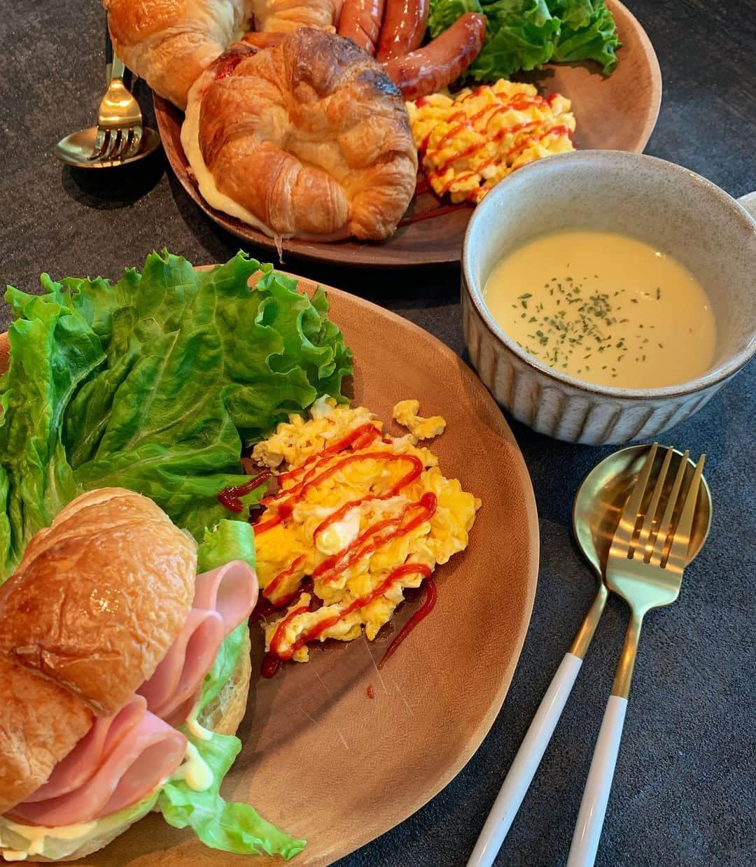 GENKINGの釜飯さんのインスタグラム写真 - (GENKINGの釜飯Instagram)「今朝はクロワッサン🥐 ケチャップ塗ってハム挟んでマヨネーズ塗ってハム挟んでとろけるチーズのせてトーストするクロワッサンサンドオススメ🥐👩‍🍳⭐️ スクランブルエッグいれるのも好き❤️ #genkingkitchen  #おうちごはん」4月18日 12時51分 - genkingkitchen