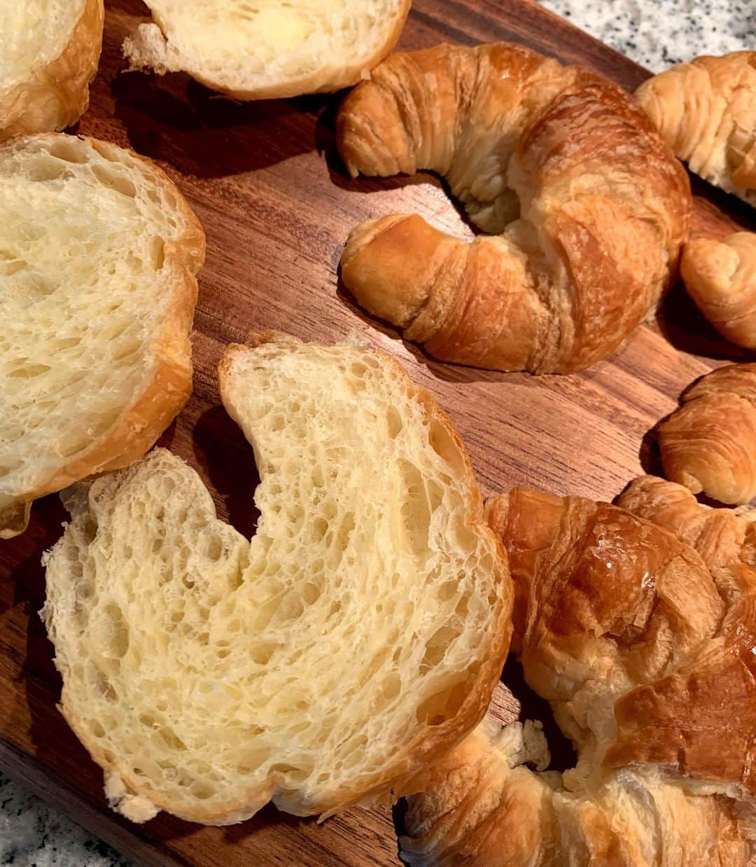 GENKINGの釜飯さんのインスタグラム写真 - (GENKINGの釜飯Instagram)「今朝はクロワッサン🥐 ケチャップ塗ってハム挟んでマヨネーズ塗ってハム挟んでとろけるチーズのせてトーストするクロワッサンサンドオススメ🥐👩‍🍳⭐️ スクランブルエッグいれるのも好き❤️ #genkingkitchen  #おうちごはん」4月18日 12時51分 - genkingkitchen