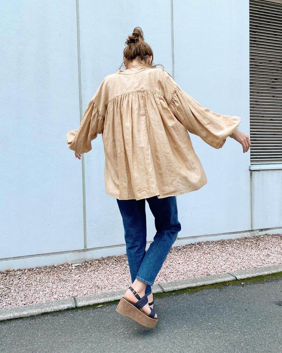 のインスタグラム：「. . くまパワプラスでした🌼 . 熊本はどこかに行きたくなるような気持ちのいい晴れですが、今日もお家でゆっくりします。 . 夜は家族でお家焼肉するので楽しみ🤭‼️ . 今日も可愛いヘアは @hairmake_kie さん♡ 自分でもこんな髪型出来る様になりたいなぁ…🐳 練習してみよう。 . 衣装は @anerca2011 さん♡ . 今日も皆さんありがとうございました😊💕 . . #くまパワプラス #kab #熊本 #anerca #ゆるふわお団子」