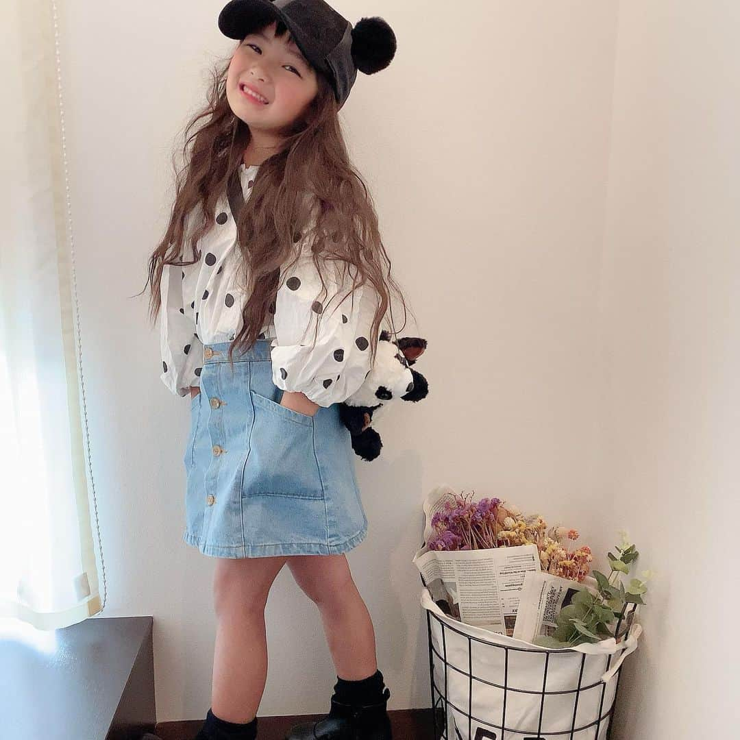 ♡KAO♡さんのインスタグラム写真 - (♡KAO♡Instagram)「： ： #おりんコーデ #rinchancode ♡♡♡ ： ： 上野動物園🐼へ連れてってあげたい⸜❤︎⸝‍ そんなパンダコーデ！！ @smilekids888 で販売してる、おりんお気に入り パンダbag🐼だよ♡♡ ： ： そんな @smilekids888 ☺︎ 今日21時～新作や大人気商品再入荷販売START⸜❤︎⸝‍ このスカート形がお気に入りなんだけど こちらも販売中だよ！ 私も買いたいお洋服があるから 今夜スタンバイ頑張るぞっ♡♡ 是非みんなもcheck✔してみてね！ ： ： skirt/bag▹▸ @smilekids888 ： ： ： ： ： ： ： ： ： ： #ig_kidsfashion #kidsfashion #親バカ #ig_oyabakabu #親バカ部 #娘 #6歳 #女の子 #インスタキッズ #ig_kids #mamanoko #ママリ #hugmug #キッズファッション #smarby #smarbykids #comona  #ママタス #cruzキッズ #プチプラ #韓国子供服 #mamagirl #ママカメラ #キッズコーデ #パンダ #シャンシャン #上野動物園」4月18日 12時54分 - o0.don_tama.0o