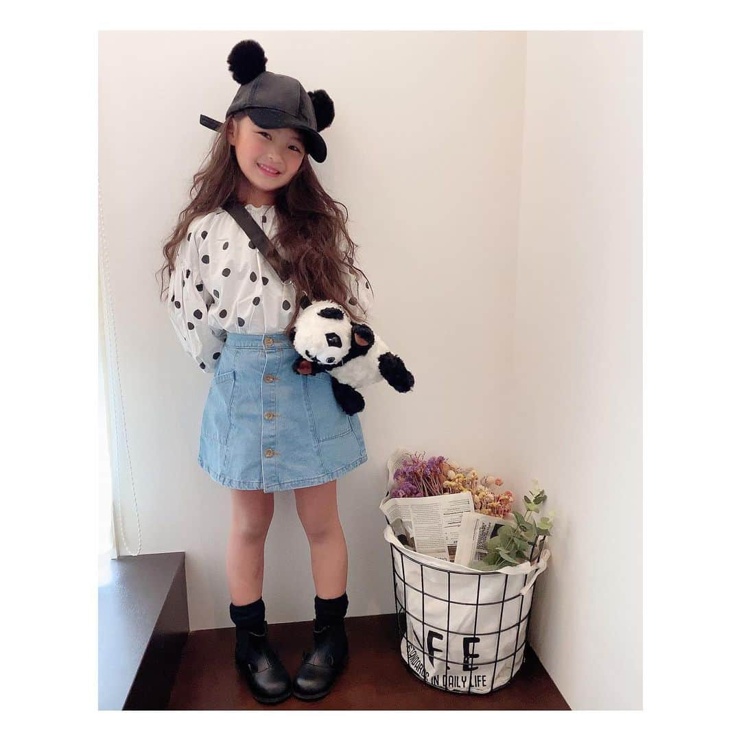 ♡KAO♡さんのインスタグラム写真 - (♡KAO♡Instagram)「： ： #おりんコーデ #rinchancode ♡♡♡ ： ： 上野動物園🐼へ連れてってあげたい⸜❤︎⸝‍ そんなパンダコーデ！！ @smilekids888 で販売してる、おりんお気に入り パンダbag🐼だよ♡♡ ： ： そんな @smilekids888 ☺︎ 今日21時～新作や大人気商品再入荷販売START⸜❤︎⸝‍ このスカート形がお気に入りなんだけど こちらも販売中だよ！ 私も買いたいお洋服があるから 今夜スタンバイ頑張るぞっ♡♡ 是非みんなもcheck✔してみてね！ ： ： skirt/bag▹▸ @smilekids888 ： ： ： ： ： ： ： ： ： ： #ig_kidsfashion #kidsfashion #親バカ #ig_oyabakabu #親バカ部 #娘 #6歳 #女の子 #インスタキッズ #ig_kids #mamanoko #ママリ #hugmug #キッズファッション #smarby #smarbykids #comona  #ママタス #cruzキッズ #プチプラ #韓国子供服 #mamagirl #ママカメラ #キッズコーデ #パンダ #シャンシャン #上野動物園」4月18日 12時54分 - o0.don_tama.0o