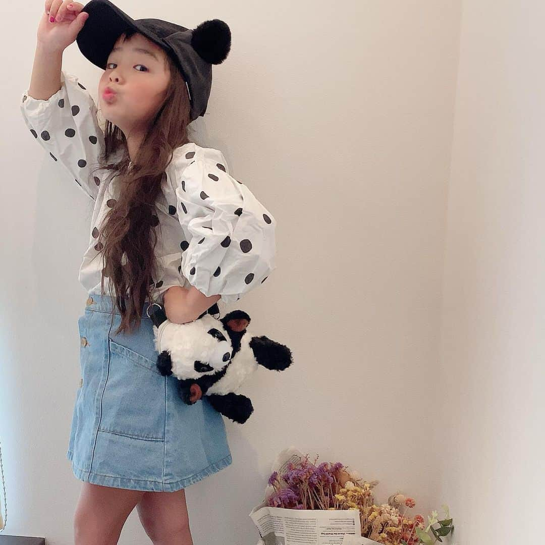 ♡KAO♡さんのインスタグラム写真 - (♡KAO♡Instagram)「： ： #おりんコーデ #rinchancode ♡♡♡ ： ： 上野動物園🐼へ連れてってあげたい⸜❤︎⸝‍ そんなパンダコーデ！！ @smilekids888 で販売してる、おりんお気に入り パンダbag🐼だよ♡♡ ： ： そんな @smilekids888 ☺︎ 今日21時～新作や大人気商品再入荷販売START⸜❤︎⸝‍ このスカート形がお気に入りなんだけど こちらも販売中だよ！ 私も買いたいお洋服があるから 今夜スタンバイ頑張るぞっ♡♡ 是非みんなもcheck✔してみてね！ ： ： skirt/bag▹▸ @smilekids888 ： ： ： ： ： ： ： ： ： ： #ig_kidsfashion #kidsfashion #親バカ #ig_oyabakabu #親バカ部 #娘 #6歳 #女の子 #インスタキッズ #ig_kids #mamanoko #ママリ #hugmug #キッズファッション #smarby #smarbykids #comona  #ママタス #cruzキッズ #プチプラ #韓国子供服 #mamagirl #ママカメラ #キッズコーデ #パンダ #シャンシャン #上野動物園」4月18日 12時54分 - o0.don_tama.0o