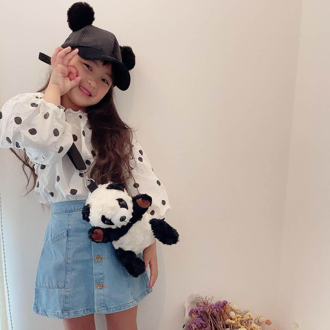 ♡KAO♡さんのインスタグラム写真 - (♡KAO♡Instagram)「： ： #おりんコーデ #rinchancode ♡♡♡ ： ： 上野動物園🐼へ連れてってあげたい⸜❤︎⸝‍ そんなパンダコーデ！！ @smilekids888 で販売してる、おりんお気に入り パンダbag🐼だよ♡♡ ： ： そんな @smilekids888 ☺︎ 今日21時～新作や大人気商品再入荷販売START⸜❤︎⸝‍ このスカート形がお気に入りなんだけど こちらも販売中だよ！ 私も買いたいお洋服があるから 今夜スタンバイ頑張るぞっ♡♡ 是非みんなもcheck✔してみてね！ ： ： skirt/bag▹▸ @smilekids888 ： ： ： ： ： ： ： ： ： ： #ig_kidsfashion #kidsfashion #親バカ #ig_oyabakabu #親バカ部 #娘 #6歳 #女の子 #インスタキッズ #ig_kids #mamanoko #ママリ #hugmug #キッズファッション #smarby #smarbykids #comona  #ママタス #cruzキッズ #プチプラ #韓国子供服 #mamagirl #ママカメラ #キッズコーデ #パンダ #シャンシャン #上野動物園」4月18日 12時54分 - o0.don_tama.0o