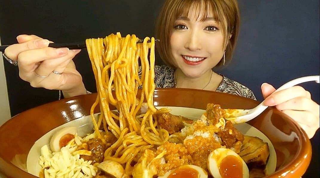 石関友梨さんのインスタグラム写真 - (石関友梨Instagram)「YouTube！ねっとり地獄のまぜそばをじゅるじゅるり♡大食いしたら・・・ プロフィールのURLからYouTubeに飛べます  #景勝軒 #景勝軒高崎総本店 #らすかる #まぜそば #コラボメニュー #群馬ラーメン  #バターチキンカレー #唐揚げ #チャーシュー #デカ盛り #大食い」4月18日 12時57分 - yurimorico