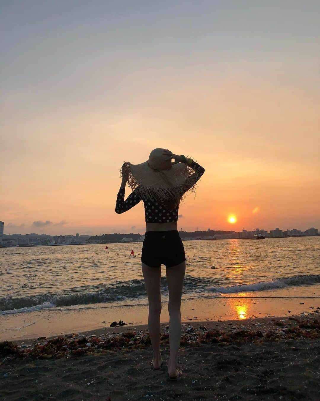 平木愛美のインスタグラム：「不思議な気持ちなこの頃。  身体のなかのバランスが変化してしまっているのが自分でわかって、ちゃんと自分と向き合いたくなり、  @okasaya ちゃんの内側からの発信に前から惹かれていたのもあり、アーユルヴェーダに興味を持ち学んでみたいなぁ！ と思いました。  さらにはいま世界的に世の中がこんな時で、色んなタイミングが重なったこともあり、自分のこの感覚の時期というか、ご縁というか、そういうものの流れでこの気持ちに 辿りつきました🕊🌏 . 本日の土曜日は、約９０分間のオンラインにてアーユルヴェーダ基礎の講座を受けて、とっても有意義な午前中に。✨ . アーユルヴェーダは、インドに旅行に訪れた際に、オイルを眉間や額や頭に垂らすエステを体験した程度でほんわかとしたイメージでしかなかったのですが  生き方、ライフスタイルから深く関わる本質的な、そしてとても歴史あるものでした。  自分自身の自然の力を高めること。エネルギーを調和させること。自分をコントロールすること。 そして自分に合ったものを自分にとりいれること。食も、見るもの聞くもの読むもの、そして関わる人も。 色んな選択が大切なんだなぁと改めて。  この"今"だからこそよけいに響く 自然との共存や 予防医学を考える、東洋医学。  まだ基礎の基礎に触れた程度で、わたしの言葉でなにか発信できるようなそんなところではないですが、  これからは本なども読んだりしながら、さらに学んだりしていきたいなと感じました🤍 もちろん okasaya ちゃんの講座もまた色々、受講したりもしたいと考えています…！ 講座はいろんなかたが参加されていて、その空間をともにしている方々もまた、素敵な方々なんだろうなと感じました。  この言葉を読んでくださっている皆さんの中でももし何か気になったり響くかたがいたら、okasayaちゃんの発信や、オンライン講座なども参加できるので、是非観てみてくださいね…♡☺︎ . 心の在り方次第で、どんな状況も、自分で変えられる🕊👑 素敵な週末を過ごしてください、、、💕 明日の日曜日は、インスタライブをしようかなと考え中です！ 観てくださりますか、、、？🧚‍♂️ #stayhome #ayurveda #learnshareexperience  #アーユルヴェーダ #学び #おうち時間」