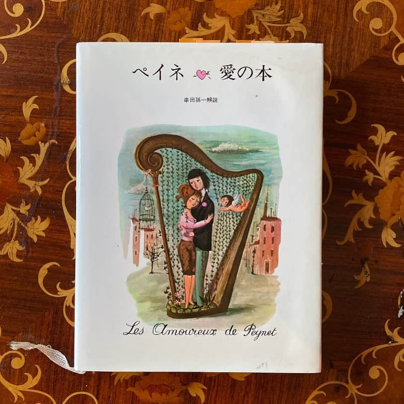 ラブリさんのインスタグラム写真 - (ラブリInstagram)「【７日間ブックカバーチャレンジvol 1】  #bookcoverchallenge  読書文化の普及に貢献するためのチャレンジで好きな本を一冊、７日間upしていくよ💕本についての説明は必要なく表紙画像だけをup、さらにその都度友達を招待してチャレンジへの参加をお願いするというのがルールみたい！  私はNumero編集長のアコさんから　@akoakotanaka  バトンを受けとりましたー📖  vol.1のカバーはペイネ　愛の本  バトンは愛の人、森星ちゃん 渡しますー　星ちゃん宜しくー⭐️ @hikari」4月18日 13時03分 - loveli_official