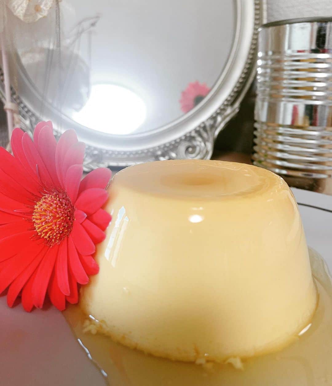 のインスタグラム：「毎日プリン🍮 . . マグカップで作れるやつー。 うちのお砂糖は三温糖で、だからかな、 カラメルあんまり色が出ないのねーーー。 . . 人間と関わらなさすぎて、、、 脳みそがプリンみたいになってきた、、、🍮 #🍮 #作ってみたシリーズ」