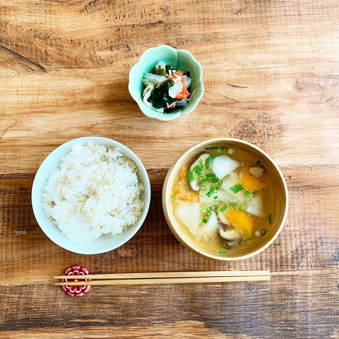 金子あきこさんのインスタグラム写真 - (金子あきこInstagram)「豪雨の船橋市です☔️ お仕事用のデスクを窓際にしたので、 雨の音、小鳥の鳴き声、良く聞こえます🦜 最近、近所の小学生に混じりうちの次男ら中学生も遊んでいる (大体距離をとって走っている)ので、可愛い声と共に、 ドスの効いた声変わり中男子の声も聞こえます🤣 何かあればカーテン越しに眺めたり… #朝ごはん ♪ #麦ごはん #冷凍こんにゃくとわかめの酢の物 #味噌汁 ୨୧┈┈┈┈┈┈┈┈┈┈┈┈┈┈┈┈┈┈୨୧ #おうちごはん#男子ママ#子育て#冷凍こんにゃく#咀嚼#もぐもぐ#胃腸力#代謝力#腸筋#くびれ#おなかぺたんこ#ダイエット#お通じ#発酵食品#味噌#乳酸菌#腸内環境#便秘#健康#美肌#美容#アラフォー#毎日味噌汁#節約レシピ#管理栄養士#アリコフード」4月18日 13時07分 - akiko.7878