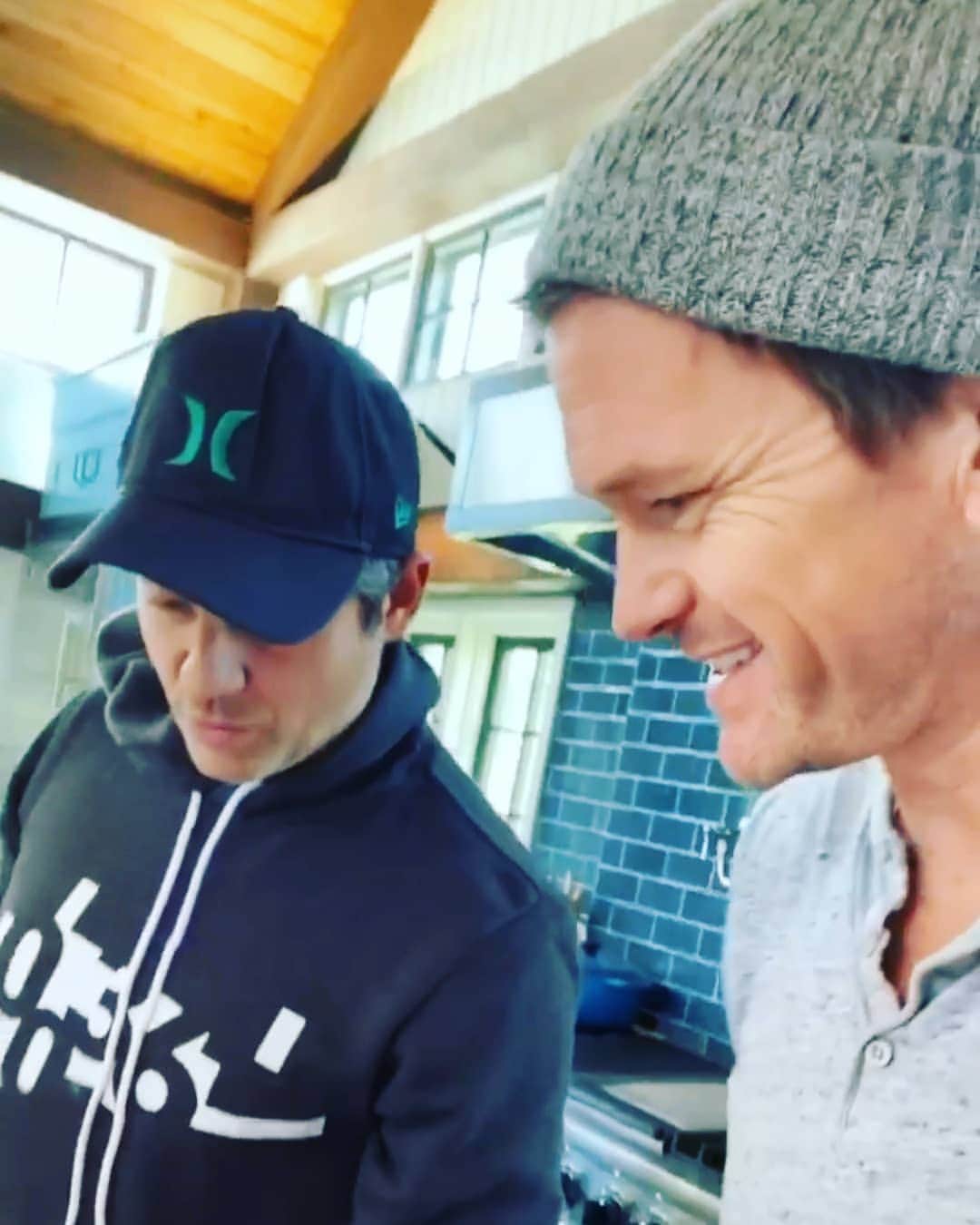 ニール・パトリック・ハリスのインスタグラム：「🙂😘 #neilpatrickharris #davidburtka #nph #db #tagsforlikes #actors #lovethem #chef #myedit #couple #husbands @nph @dbelicious 🥰」