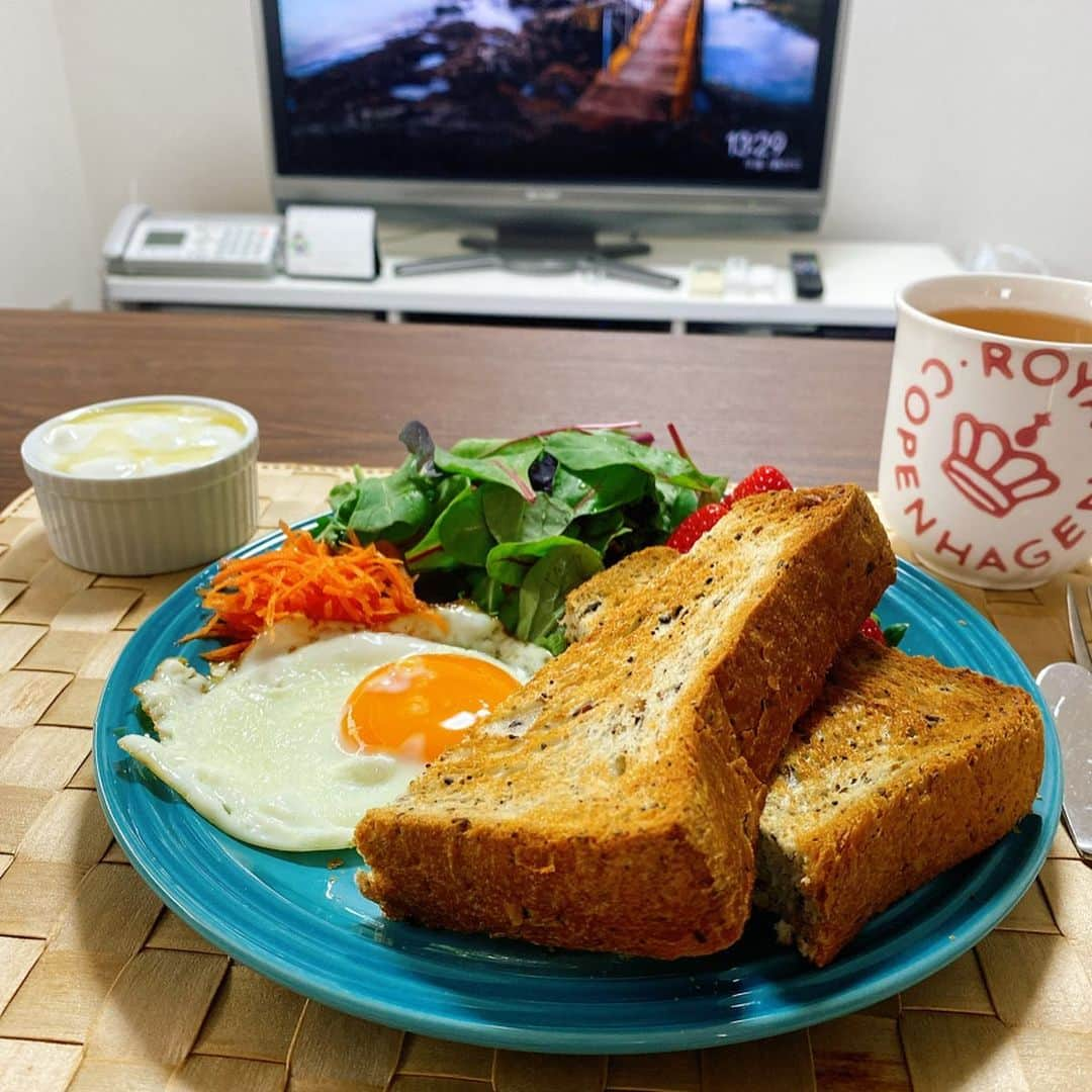 北林明日香のインスタグラム：「魚焼きグリルでトーストを美味しく焼けると知ってからもっぱら魚焼きグリルで焼いている。すぐ焼けるから朝ご飯の準備が10分から7分に短縮  도쿄는 비가 많이 내려요 빨리 밖에 나가고 싶다 #집밥  #パン #breakfast #빵 #아침 #最近の悩み #FAXはまだ持ってた方がいいのか否か」