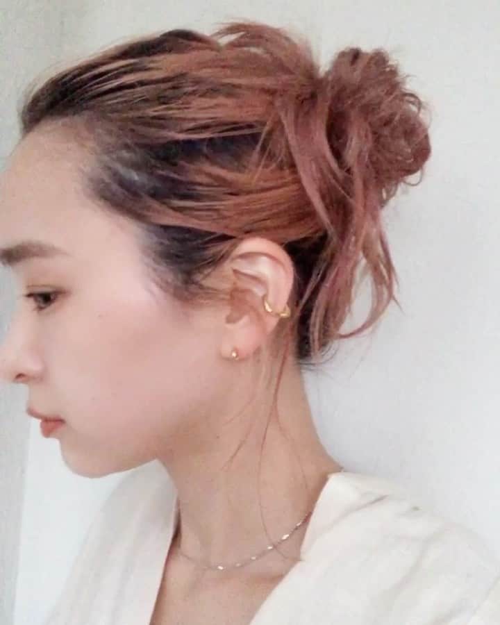 野々口祐子のインスタグラム：「SYANでは先日から営業再開しましたが、 お客様のご無理のない範囲でのご来店を推奨しております。 まだまだ状況に変わりはありませんので、 少しでもご自宅で気分を上げれる美容情報をお届け出来ればと思います！ . . 根元が伸びてても疲れてみえない！ 簡単おだんごarrange🍡  初動画で編集力かなり低めですが、、 参考になれば嬉しいです🙇🏼‍♀️ . . 今回は質感がポイントです！ コテ巻きしてない分、根元〜毛先までしっかりスタイリング剤をつけてください☺️ (特にブリーチ毛は多めで！) . 使用したのは  @nakanoseiyaku_jp  プロイストtf (トリートメント効果が高く重たくないのでたっぷりつけます)  @oway.jp_official  shabby mud (伸びがかなり良くて重めの質感) . . SYAN @syan_tokyo アカウントでも可愛いstaff達がオススメなモノをこれから毎日リレー方式でアップしていきますので是非ご覧下さいませ🤍  #syan_tokyo #nono_hair #syanおすすめリレー」