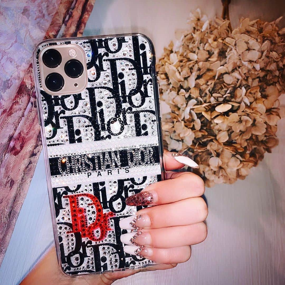 アンジェリカのインスタグラム：「👄 . 𝑵𝒆𝒘 𝒊𝑷𝒉𝒐𝒏𝒆 𝒄𝒂𝒔𝒆✨♛ 𝑫𝒊𝒐𝒓🤍🤍🤍 . 👄 #dior #スワロフスキーデコ #スワロフスキー #caseiphone #iPhone #iphone11promax  #dioriphonecase #キラキラiphoneケース #デコケース」