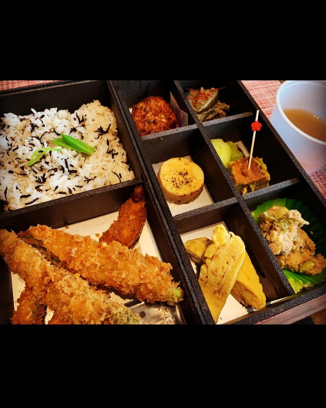 佐藤あり紗さんのインスタグラム写真 - (佐藤あり紗Instagram)「. . . テイクアウトお弁当🍱 . これまた美味しい💕 私が将来住みたい床の色してる お弁当の箱のデザインも好き🏠笑 . 長町のいき粋のお店の前で販売していますッ☆★ . いき粋の系列店にまた元気に食べに行くことができますように(*´ω｀*) . . #ノムタベル #いき粋r @iki_iki.r  #炭レちゃん @iroriyaki.sumirechan  #居酒屋アラタ @skt_arata  #おじいちゃんと呼ばないで @ojiyoba  #宮城の飲食店盛り上げたい　#宮城県仙台市　#宮城県　#仙台市　#長町　#飲食店　#テイクアウト　#お弁当　#宮城テイクアウト #仙台テイクアウト　#配達弁当　#配達 #バレーボール　#アスリート　#スポーツ #佐藤あり紗」4月18日 13時28分 - arisa_chu